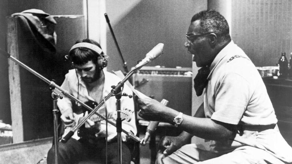 Howlin Wolf cantando com expressão forte e voz intensa
